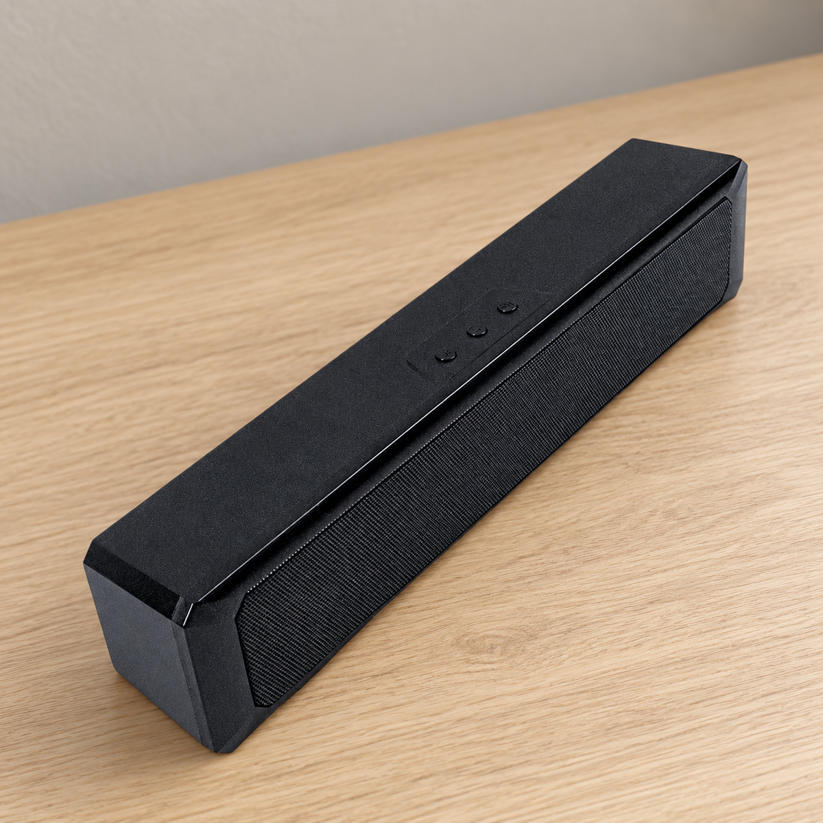 Enceinte Bluetooth A4 noire vue en angle sur un bureau clair