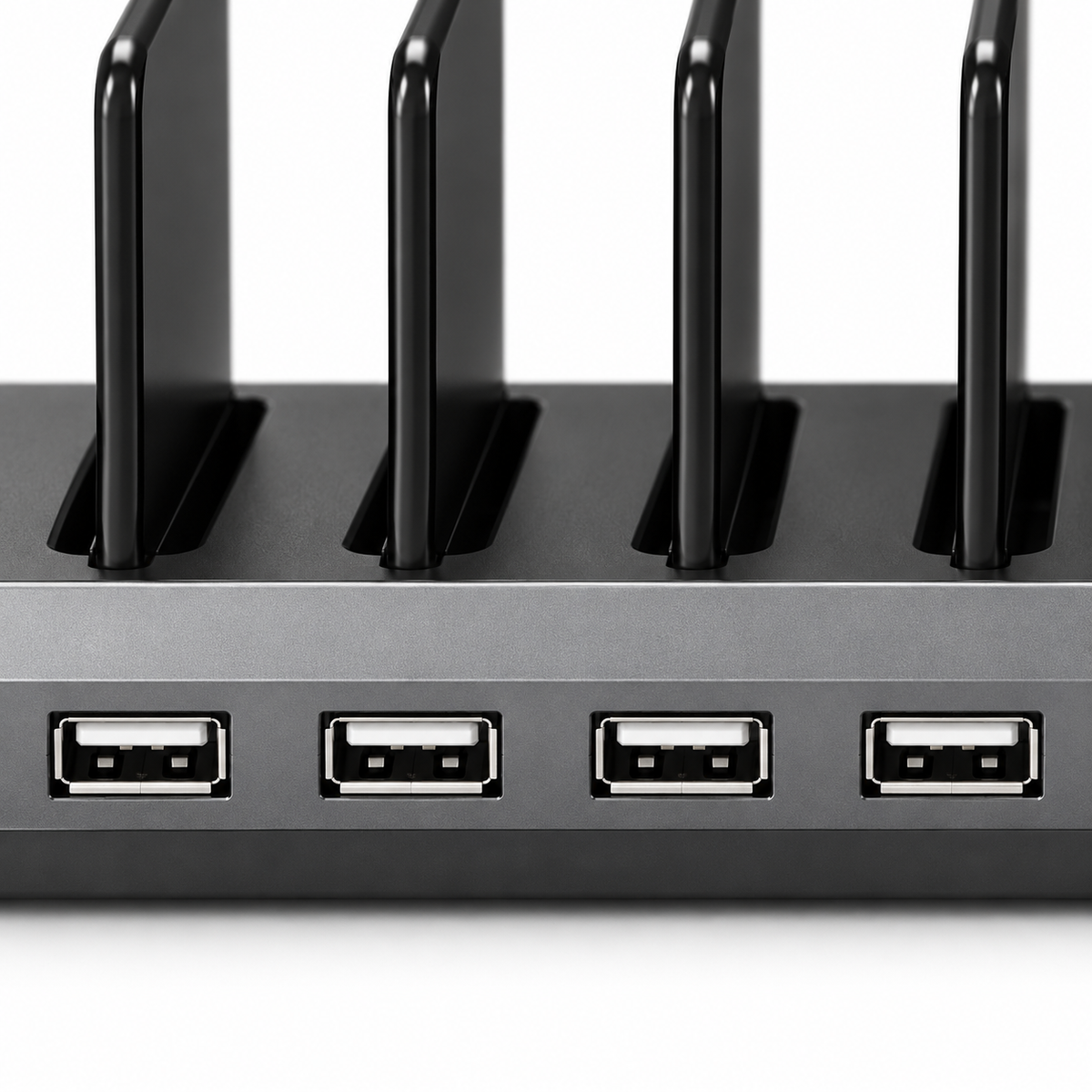 Gros plan sur quatre ports USB-A et les séparateurs de la station de charge noire