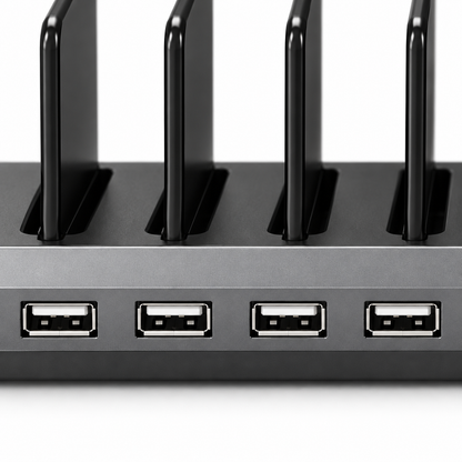 Gros plan sur quatre ports USB-A et les séparateurs de la station de charge noire