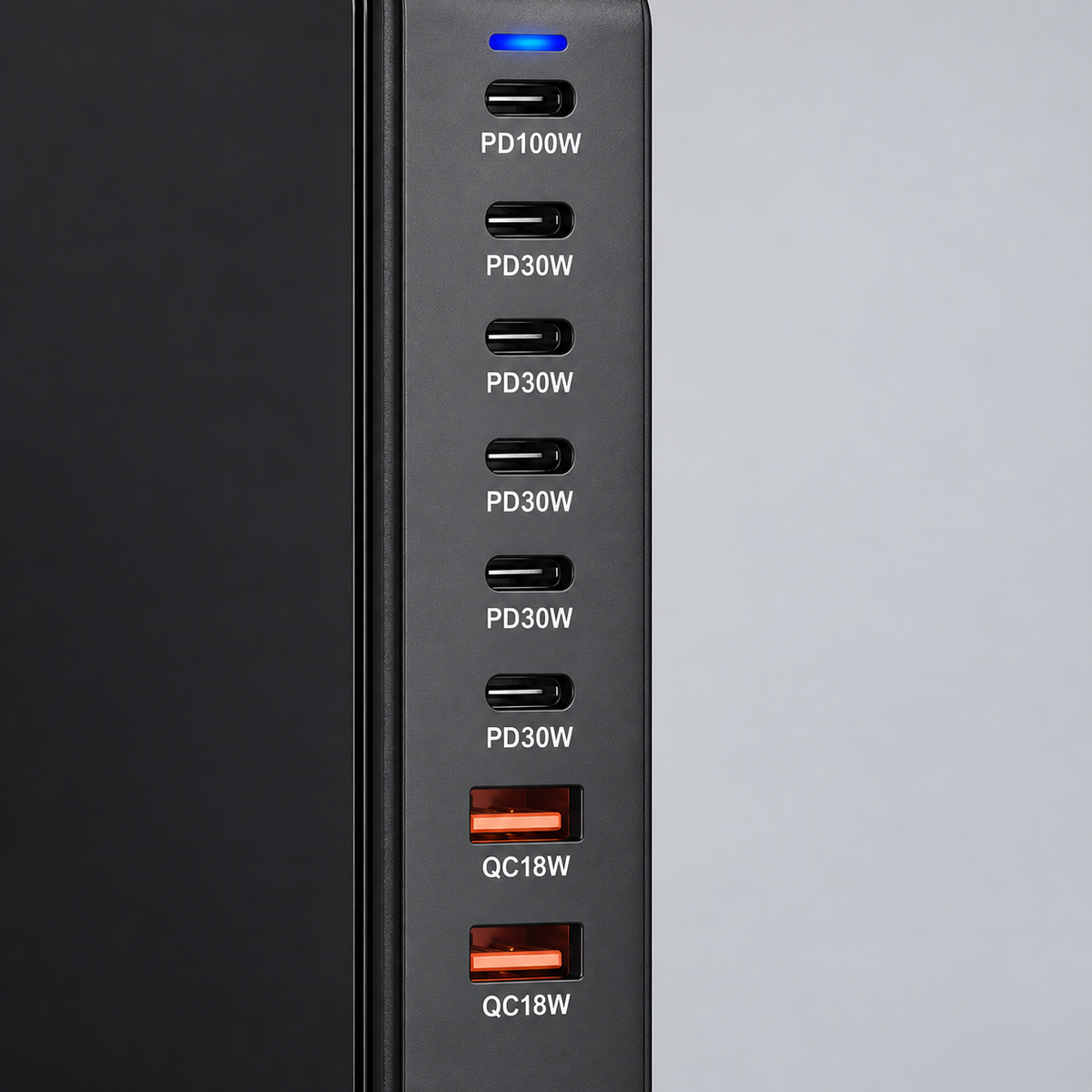 Détail des six ports USB-C et des deux ports USB-A de la station noire