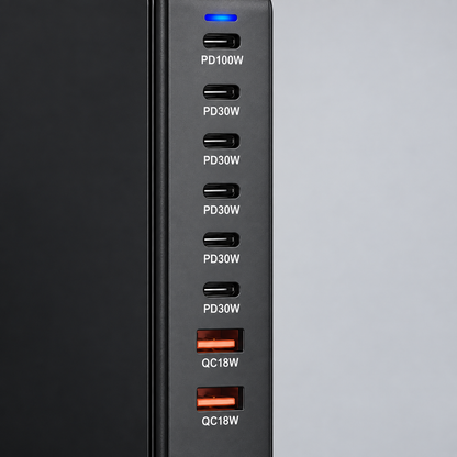 Détail des six ports USB-C et des deux ports USB-A de la station noire