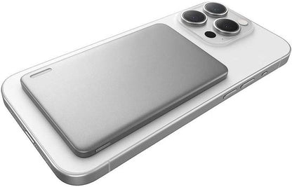 Batterie externe argentée fixée au dos d’un téléphone compatible