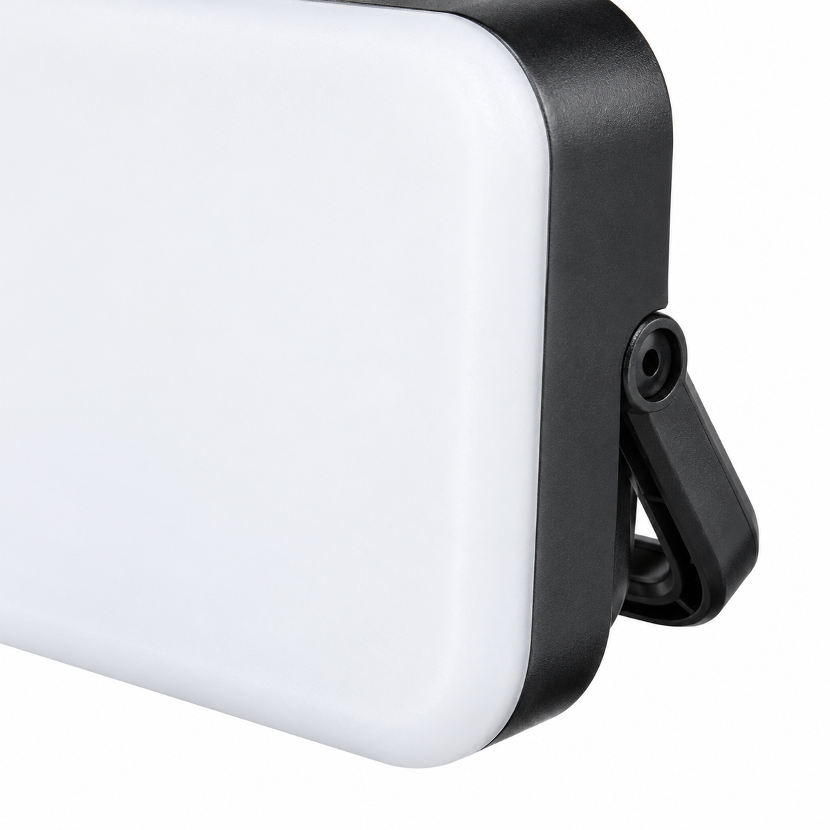 Détail du diffuseur blanc, du bord noir et de l’articulation du support