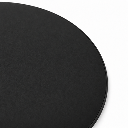 Chargeur sans fil rond noir, détail de la surface mate et du bord