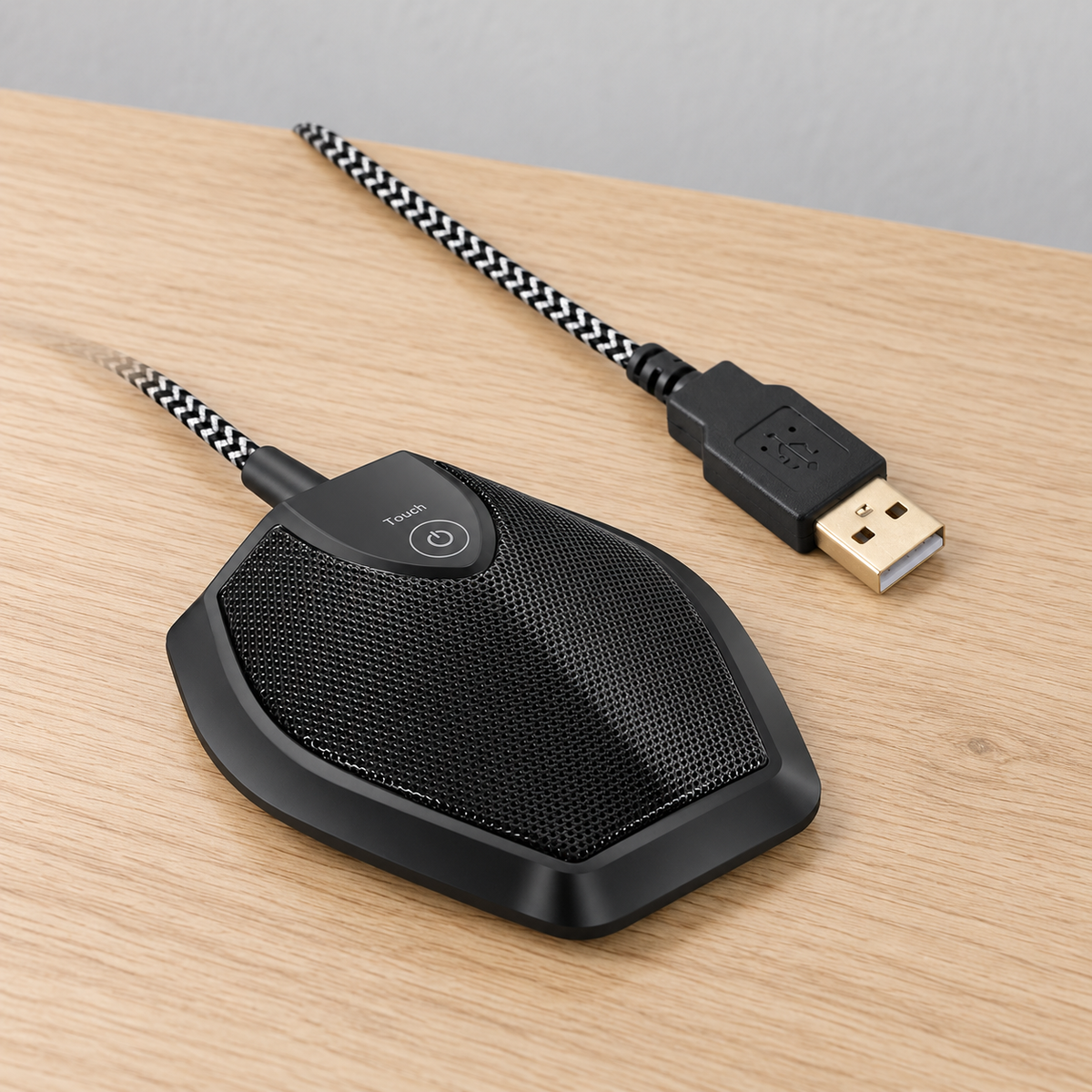 Microphone USB noir YRM-G11 et câble tressé posés sur un bureau en bois