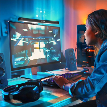 Barre lumineuse incurvée installée au-dessus d’un moniteur sur un bureau