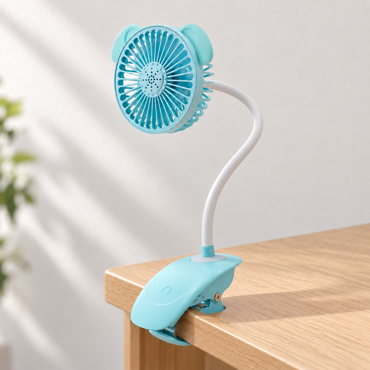 Ventilateur USB bleu fixé au bord d’un bureau avec sa pince