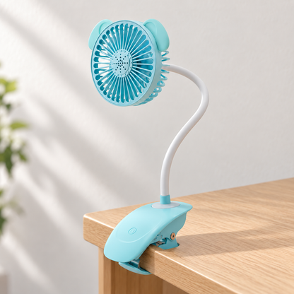 Ventilateur USB bleu fixé au bord d’un bureau avec sa pince